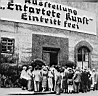 17-Totalitarian-Degenerate-Art-Visitors-before-entrance-1937.jpg